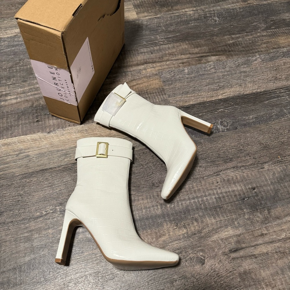(SOLD) JOURNEE COLLECTION ELANIE HEELED BOOTS